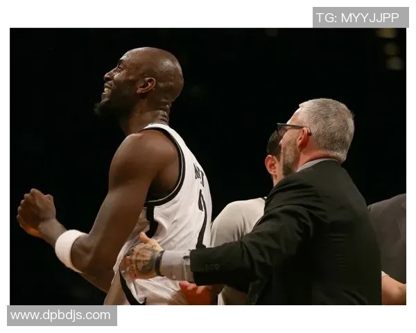 笑死人不偿命，巴特勒拍广告耍弄奇葩新发型，硬汉秒变铁憨憨